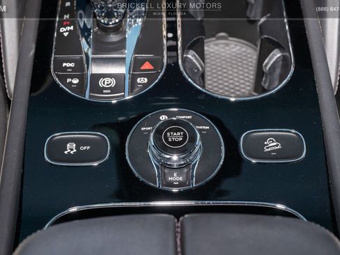 Used 2021 Bentley Bentayga Plug-In Hybrid AWD/4WD image 29