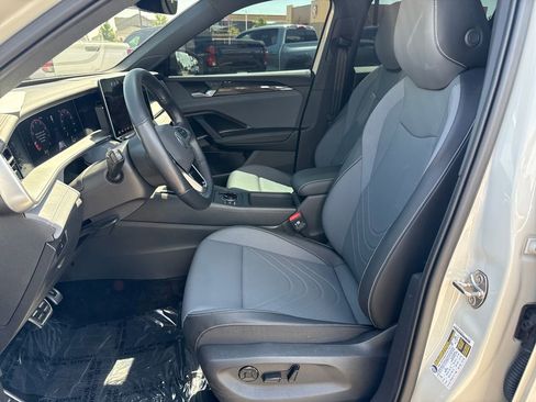 Used 2025 Volkswagen Tiguan SE R-Line AWD/4WD image 9