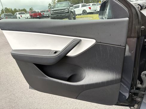 Used 2022 Tesla Model Y Long Range image 15