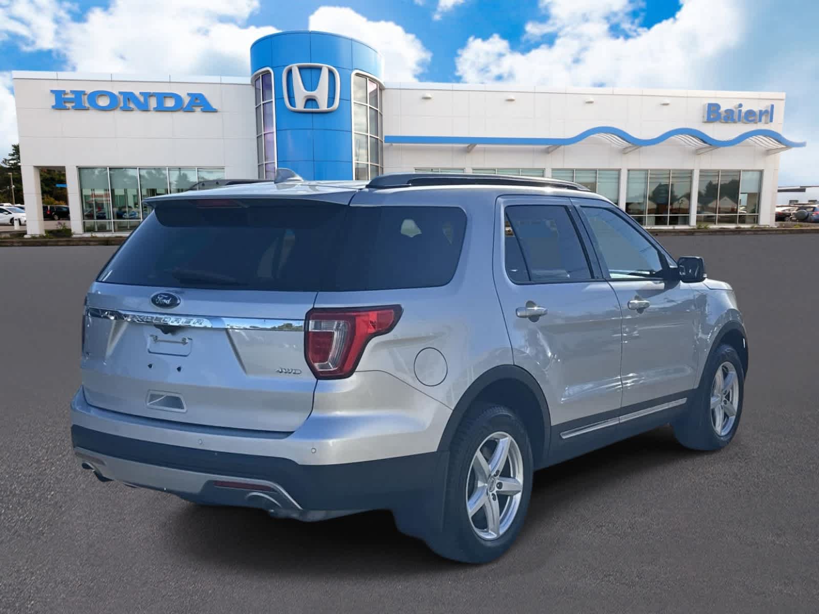 Used 2017 Ford Explorer XLT w/ Equipment Group 202A AWD/4WD image 5