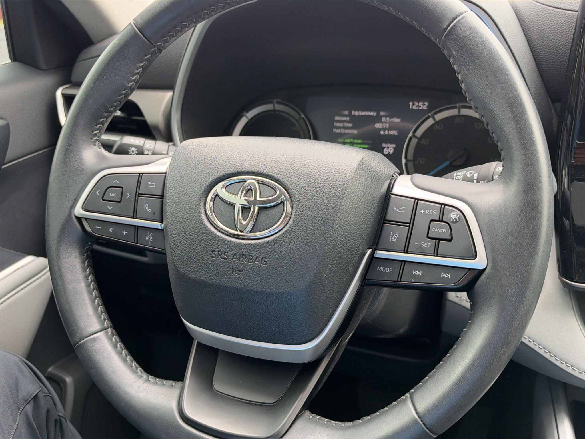 Used 2024 Toyota Highlander XLE FWD image 31