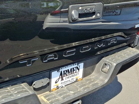 Used 2018 Toyota Tacoma TRD Sport AWD/4WD image 29
