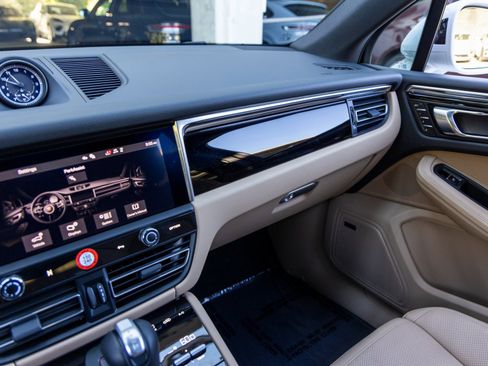 Certified 2025 Porsche Macan image 36