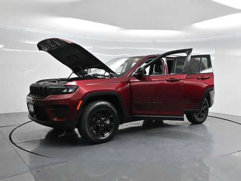 Used 2024 Jeep Grand Cherokee Altitude image 33