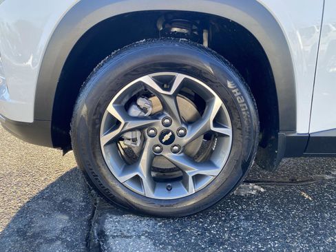 Used 2025 Chevrolet Trax LT w/ Sunroof Package image 12