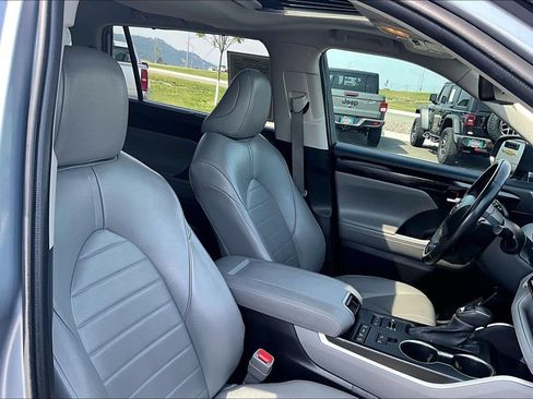 Used 2022 Toyota Highlander XLE AWD/4WD image 7