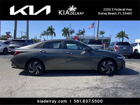 Used 2025 Hyundai Elantra SEL image 2