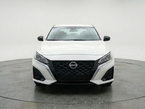 Used 2025 Nissan Altima 2.5 SV image 2