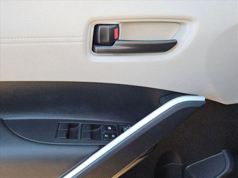 Used 2025 Toyota Corolla Cross L image 6