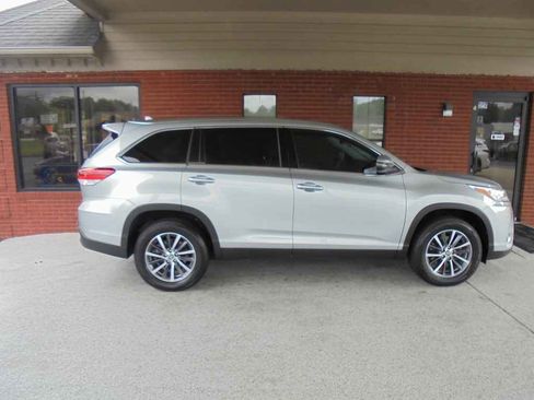 Used 2019 Toyota Highlander XLE FWD image 2