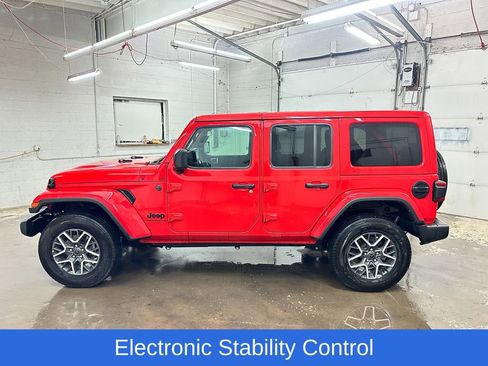 Used 2025 Jeep Wrangler Unlimited Sahara AWD/4WD image 6