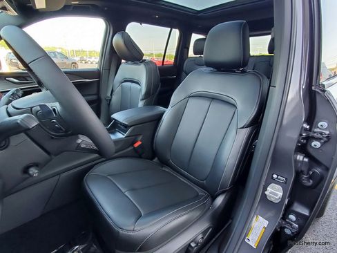 New 2025 Jeep Grand Cherokee Limited w/ Luxury Tech Group II image 24