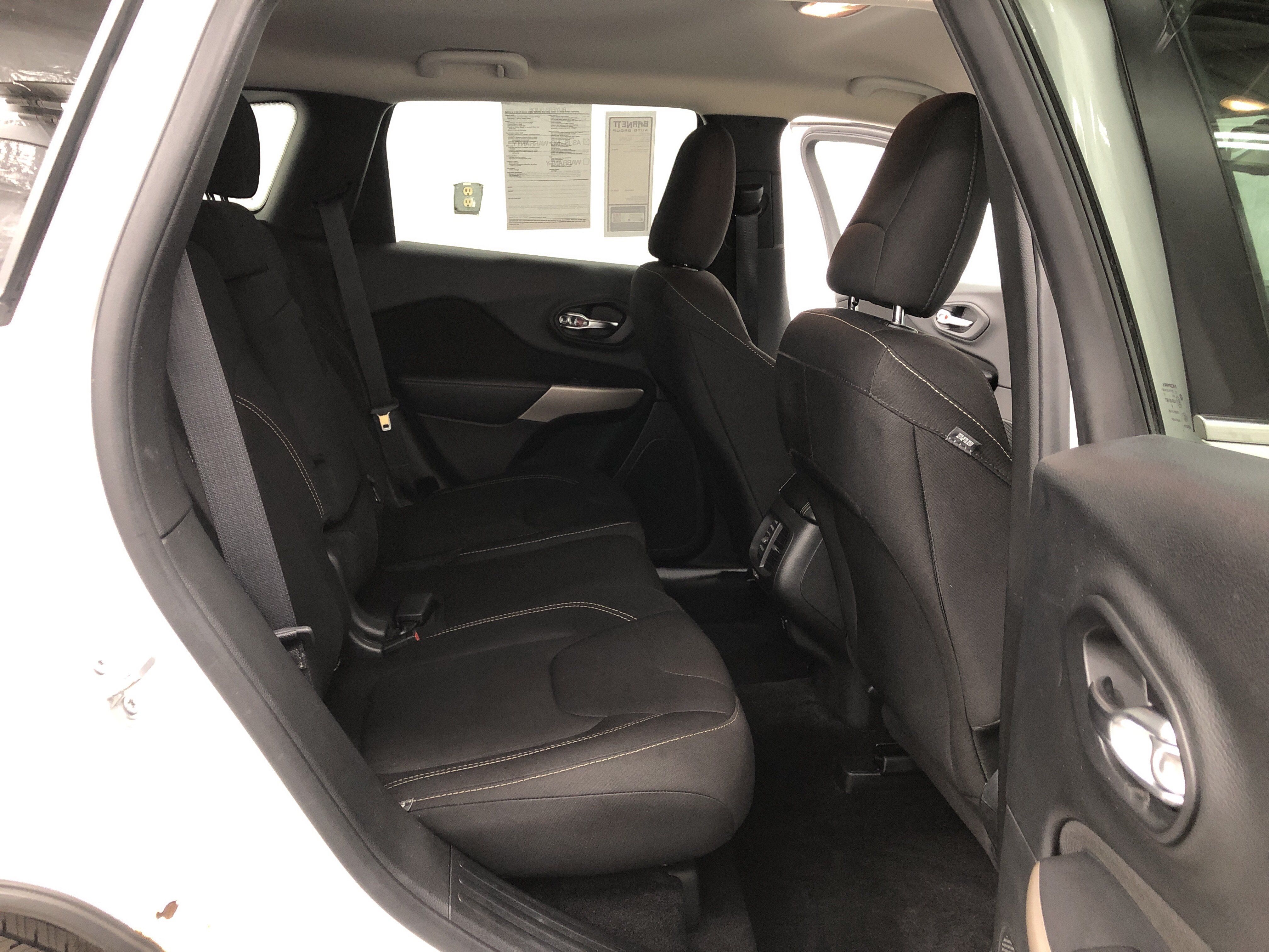Used 2017 Jeep Cherokee Latitude w/ Cold Weather Group AWD/4WD image 10