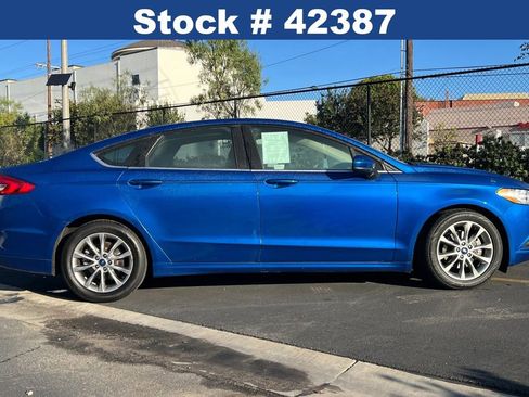 Used 2017 Ford Fusion SE w/ Fusion SE Technology Package image 4