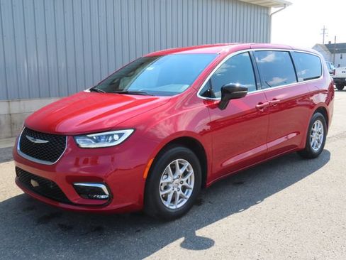 Used 2025 Chrysler Pacifica Select FWD image 8