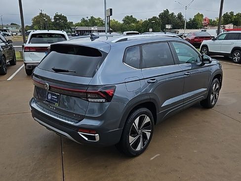 Used 2025 Volkswagen Taos SE image 5