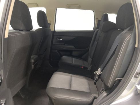 Used 2016 Mitsubishi Outlander SE image 18
