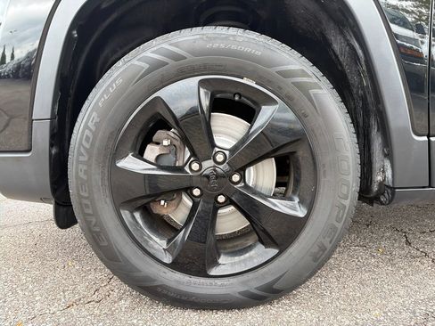 Used 2020 Jeep Cherokee Latitude Plus AWD/4WD image 12