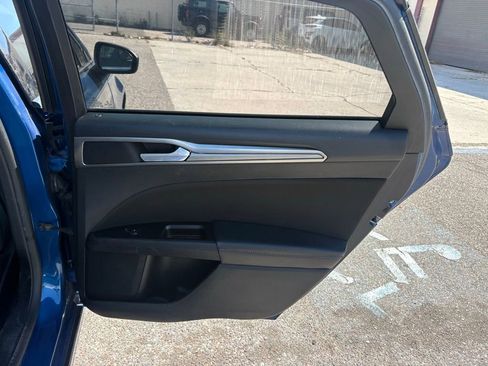 Used 2017 Ford Fusion SE w/ Fusion SE Technology Package image 12