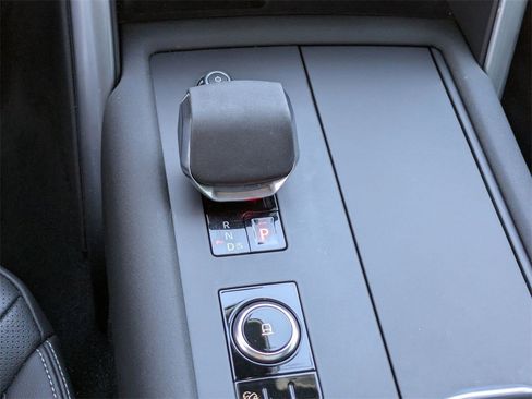 Used 2025 Land Rover Discovery S image 26