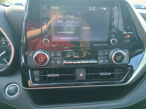 Used 2021 Toyota Highlander XLE image 15