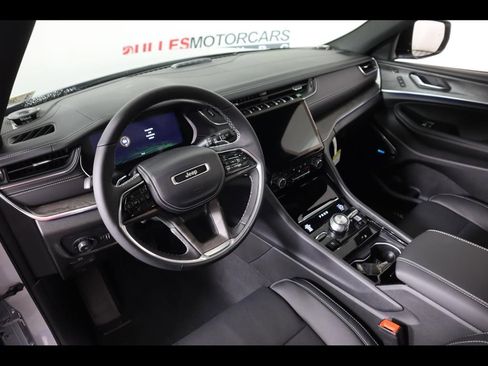 New 2024 Jeep Grand Cherokee Overland w/ Luxury Tech Group IV AWD/4WD image 15