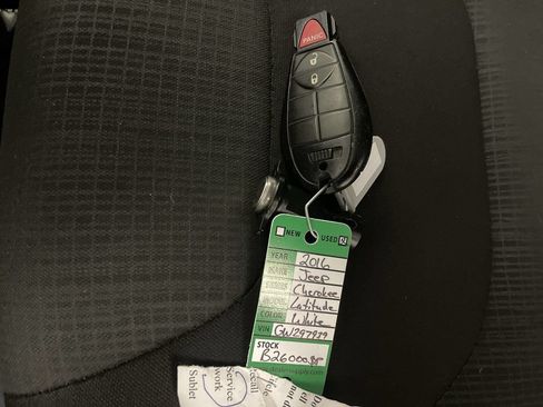 Used 2016 Jeep Cherokee Latitude FWD image 28