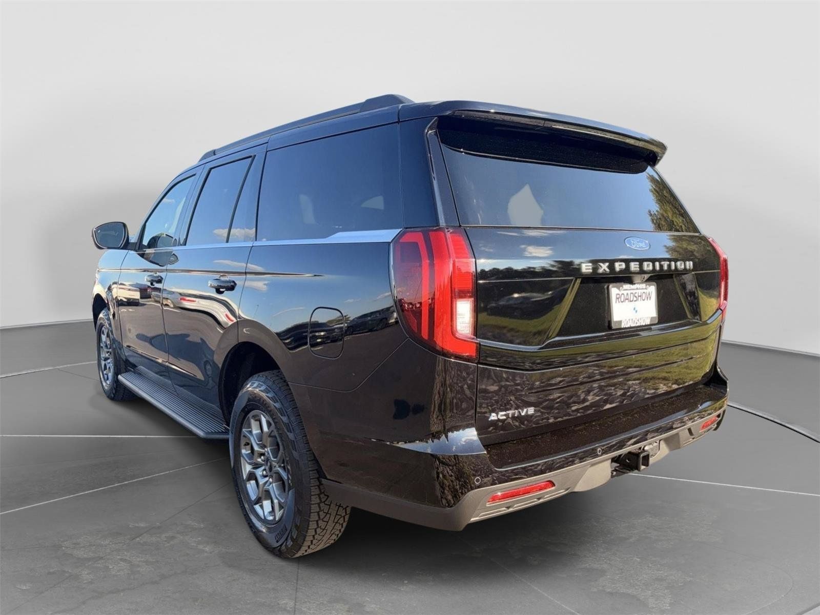 Used 2026 Ford Expedition Active RWD image 3