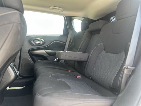 Used 2020 Jeep Cherokee Latitude FWD image 17