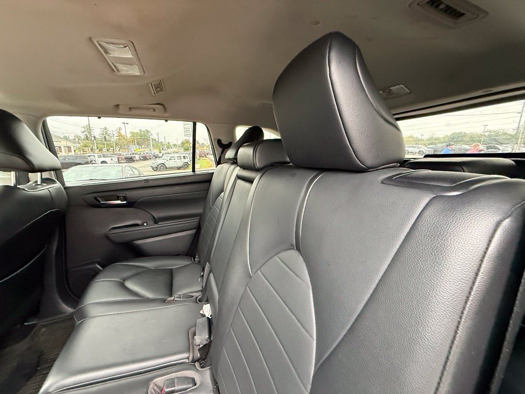 Used 2021 Toyota Highlander XLE AWD/4WD image 24