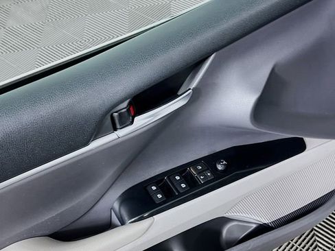 Used 2018 Toyota Camry SE image 16