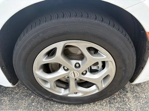Used 2023 Chrysler Pacifica Limited FWD image 22