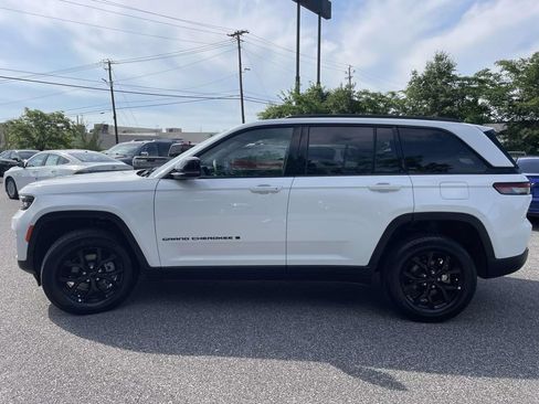 Used 2025 Jeep Grand Cherokee Altitude AWD/4WD image 6
