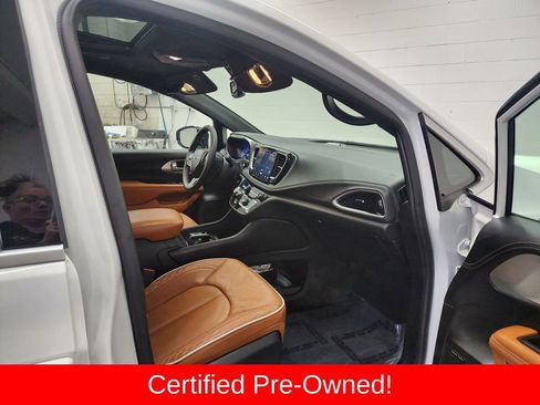 Used 2025 Chrysler Pacifica Pinnacle image 35