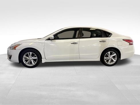 Used 2015 Nissan Altima 2.5 SV w/ Convenience Package FWD image 2