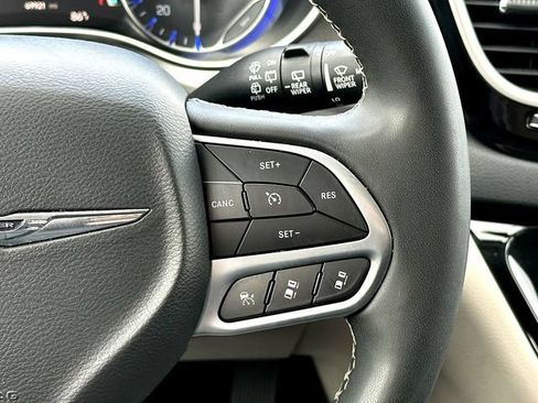 Used 2024 Chrysler Pacifica Touring-L FWD image 23