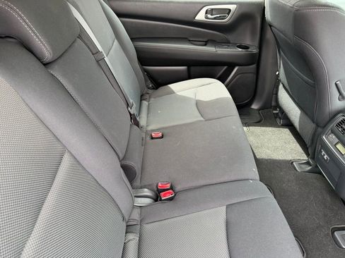 Used 2019 Nissan Pathfinder S image 18