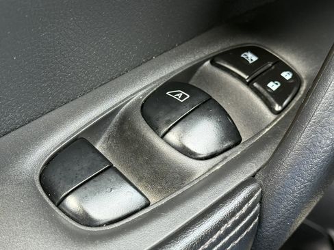 Used 2018 Nissan Rogue SV AWD/4WD image 23