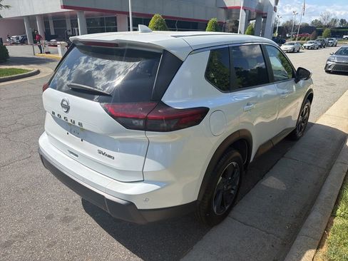 Used 2024 Nissan Rogue SV image 5