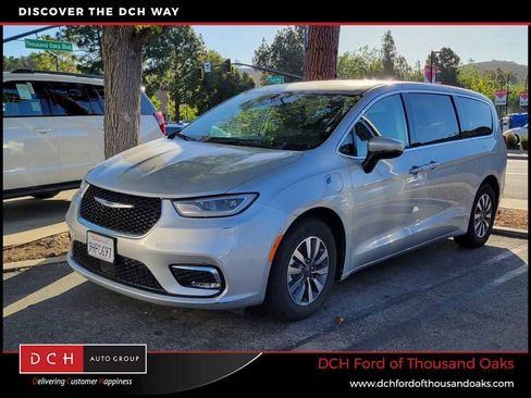 Used 2023 Chrysler Pacifica Touring-L image 1