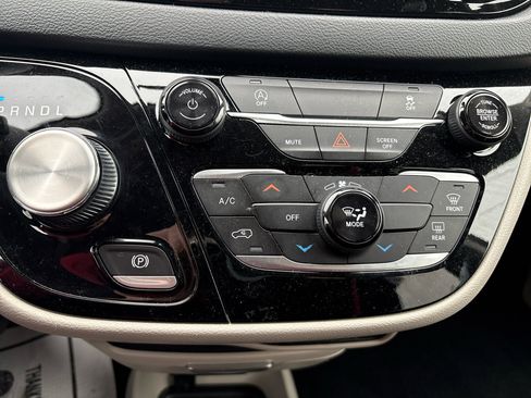 Used 2022 Chrysler Voyager LX image 14