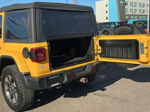 Used 2018 Jeep Wrangler Unlimited Sahara AWD/4WD image 15