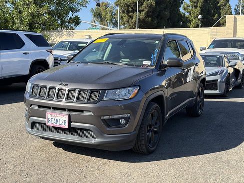 Used 2018 Jeep Compass Latitude w/ Popular Equipment Group FWD image 3