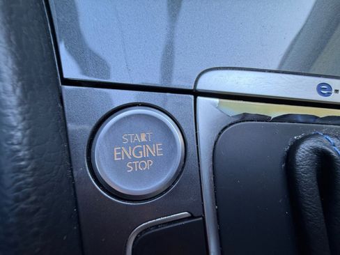 Used 2016 Volkswagen e-Golf SE image 29