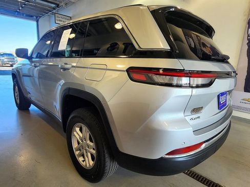 Used 2023 Jeep Grand Cherokee Laredo AWD/4WD image 5