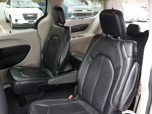 Used 2022 Chrysler Pacifica Touring-L image 26