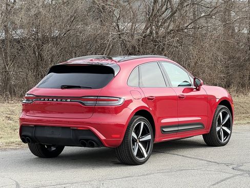 Certified 2022 Porsche Macan image 6