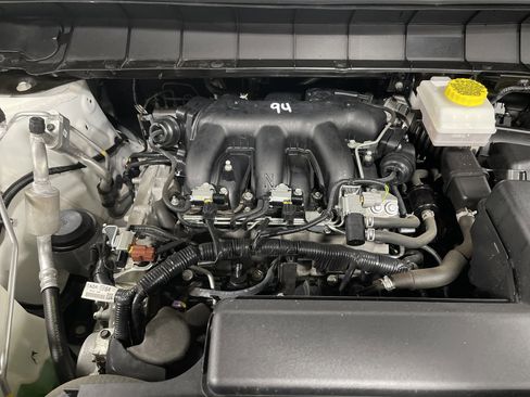 Used 2024 Nissan Pathfinder S image 17