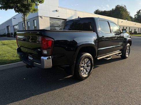 Used 2018 Toyota Tacoma SR5 AWD/4WD image 8