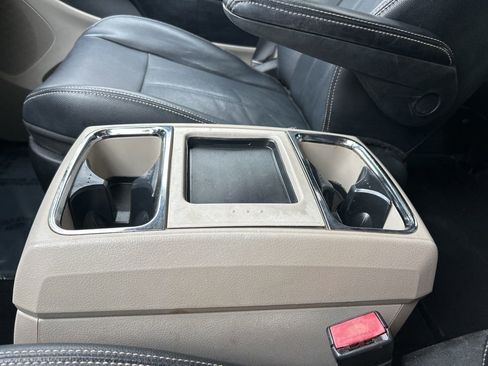 Used 2014 Chrysler Town & Country Touring image 32